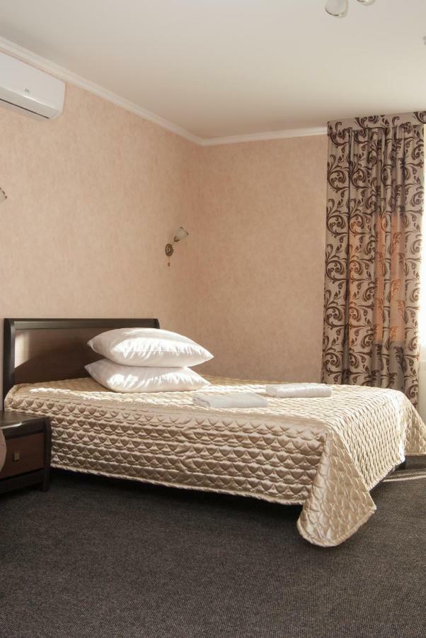 Veles Hotel Brovary Buitenkant foto