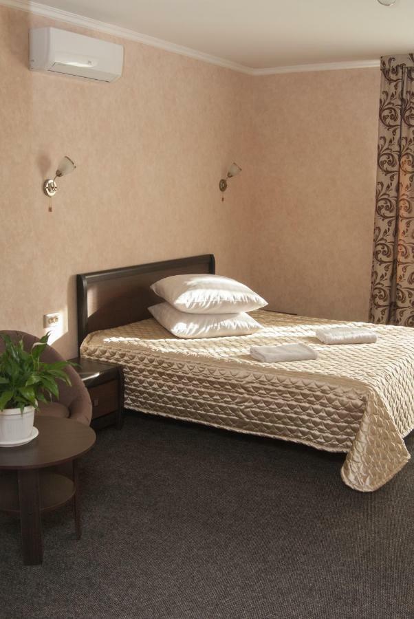 Veles Hotel Brovary Buitenkant foto